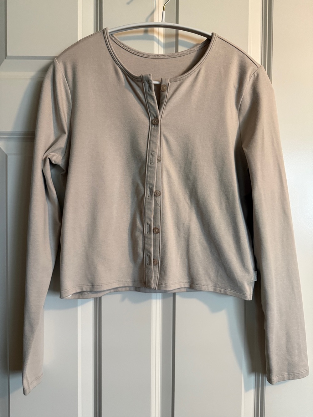 Vuori Women's Halo Button-Front Long Sleeve Top in Taupe